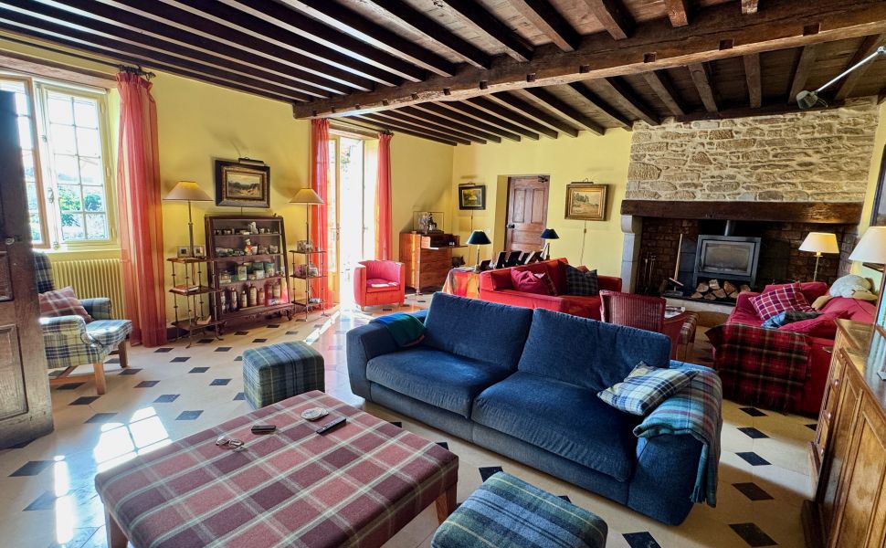 Demeure de charme en pierre avec vues panoramiques sur les Pyrénées et 19,6 HA