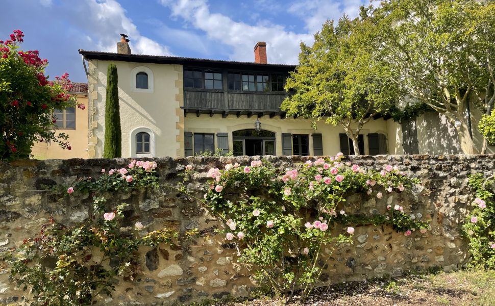 Vaste Demeure de Village du XVIII avec 9 Chambres, Piscine au Sel & Vue Pyrénées