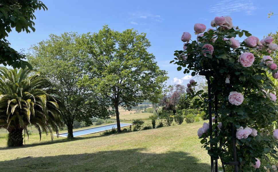Vaste Demeure de Village du XVIII avec 9 Chambres, Piscine au Sel & Vue Pyrénées