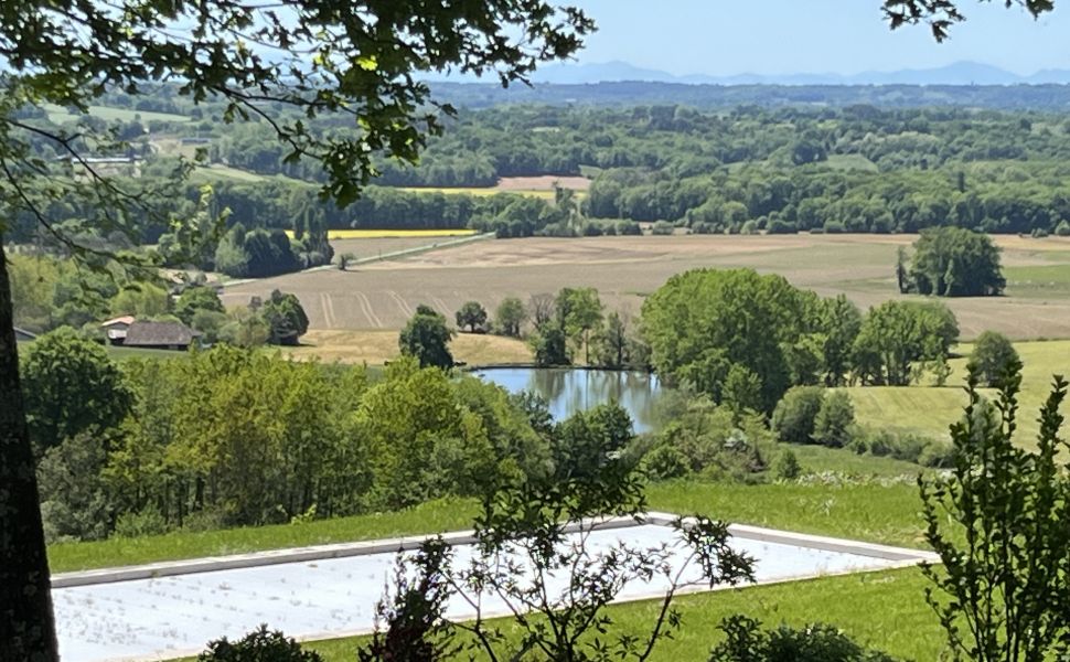 Vaste Demeure de Village du XVIII avec 9 Chambres, Piscine au Sel & Vue Pyrénées