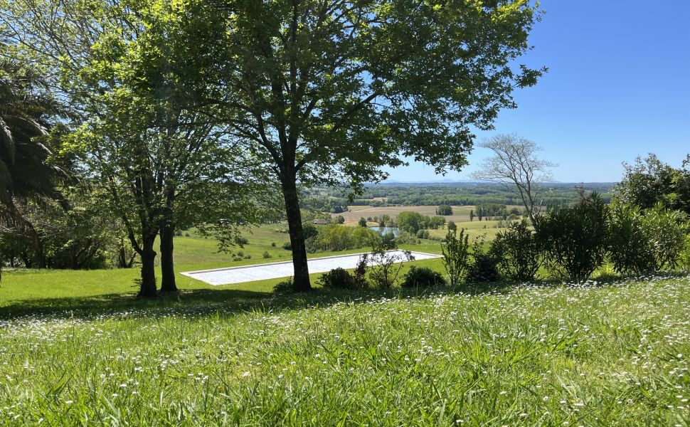 Vaste Demeure de Village du XVIII avec 9 Chambres, Piscine au Sel & Vue Pyrénées