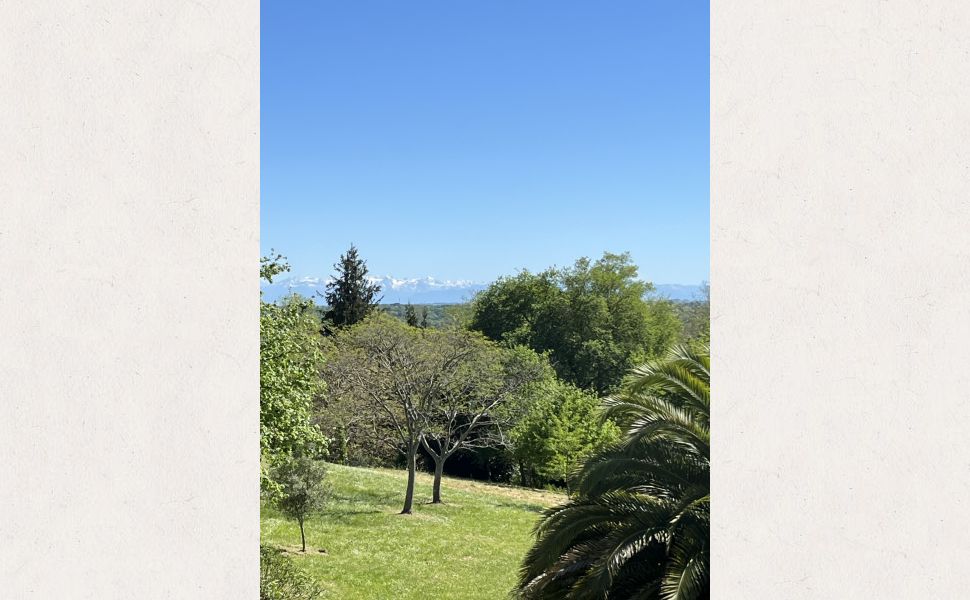 Vaste Demeure de Village du XVIII avec 9 Chambres, Piscine au Sel & Vue Pyrénées