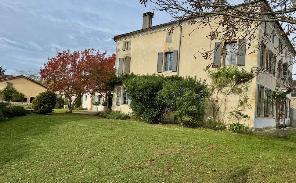 Vaste Demeure de Village du XVIII avec 9 Chambres, Piscine au Sel & Vue Pyrénées