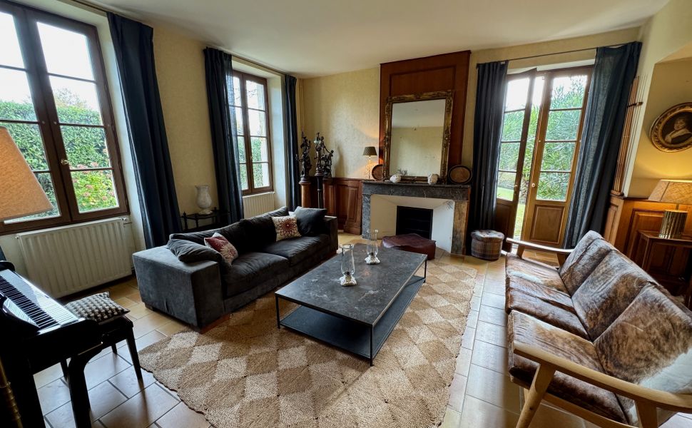 Vaste Demeure de Village du XVIII avec 9 Chambres, Piscine au Sel & Vue Pyrénées