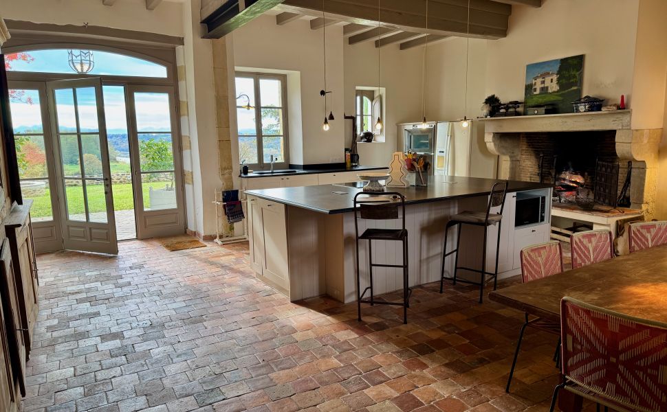 Vaste Demeure de Village du XVIII avec 9 Chambres, Piscine au Sel & Vue Pyrénées