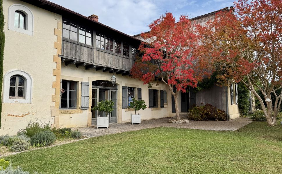 Vaste Demeure de Village du XVIII avec 9 Chambres, Piscine au Sel & Vue Pyrénées