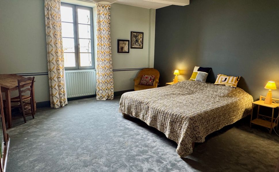 Vaste Demeure de Village du XVIII avec 9 Chambres, Piscine au Sel & Vue Pyrénées