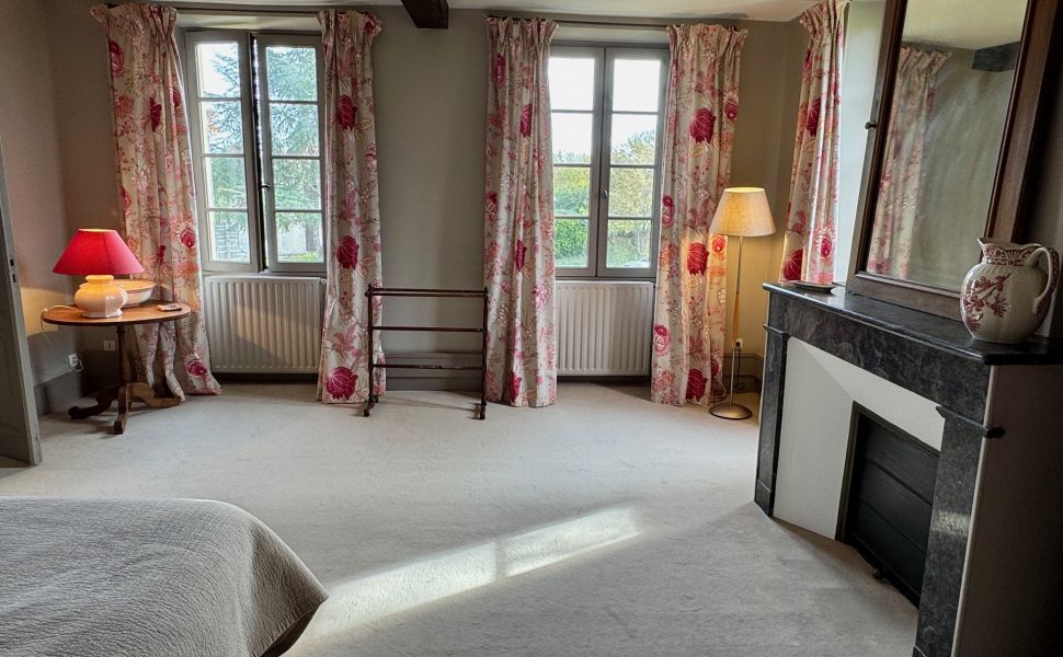 Vaste Demeure de Village du XVIII avec 9 Chambres, Piscine au Sel & Vue Pyrénées