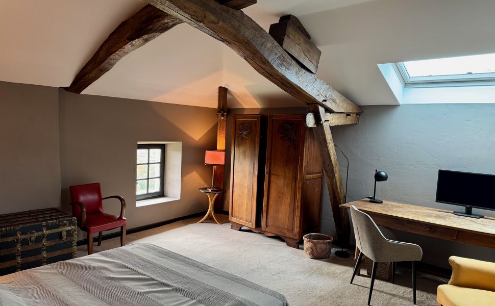 Vaste Demeure de Village du XVIII avec 9 Chambres, Piscine au Sel & Vue Pyrénées