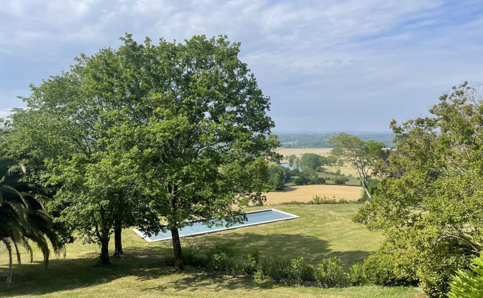 Vaste Demeure de Village du XVIII avec 9 Chambres, Piscine au Sel & Vue Pyrénées