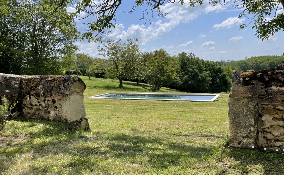 Vaste Demeure de Village du XVIII avec 9 Chambres, Piscine au Sel & Vue Pyrénées