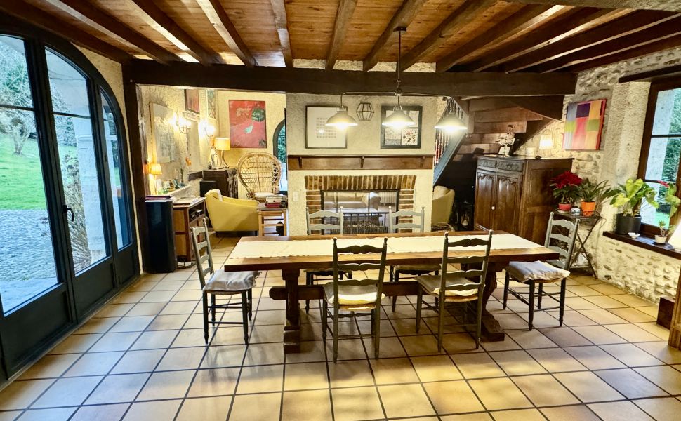 Fermette Béarnaise avec Grange Aménagée, Piscine et Vue Pyrénées, proche de Pau