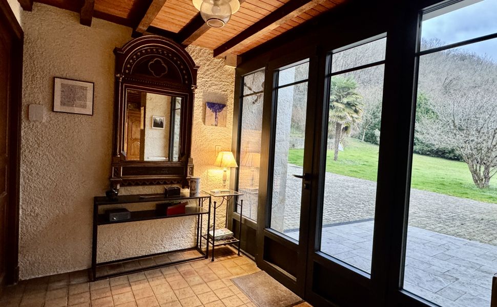 Fermette Béarnaise avec Grange Aménagée, Piscine et Vue Pyrénées, proche de Pau