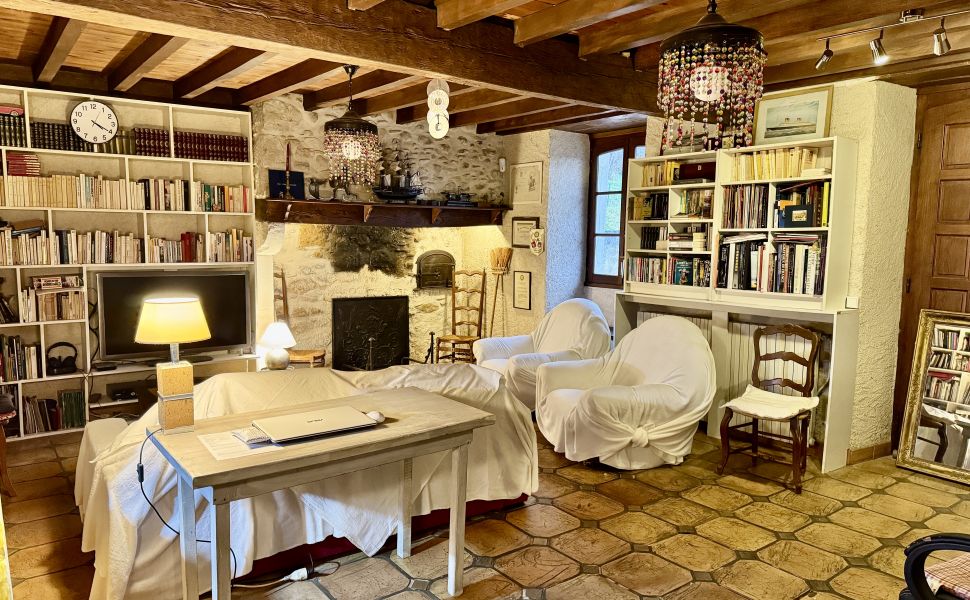 Fermette Béarnaise avec Grange Aménagée, Piscine et Vue Pyrénées, proche de Pau