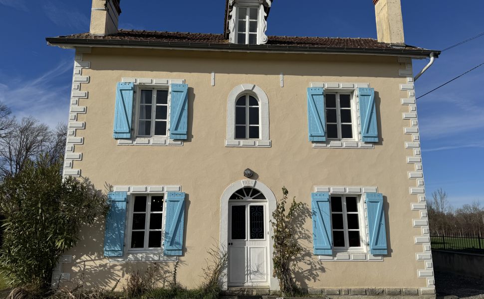 VENDU MEUBLÉ. Charmant Maison de Village avec 5 Chambres et une Piscine