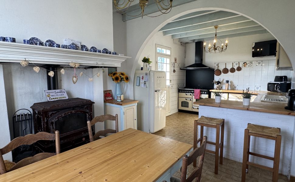 VENDU MEUBLÉ. Charmant Maison de Village avec 5 Chambres et une Piscine