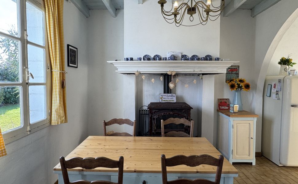 VENDU MEUBLÉ. Charmant Maison de Village avec 5 Chambres et une Piscine