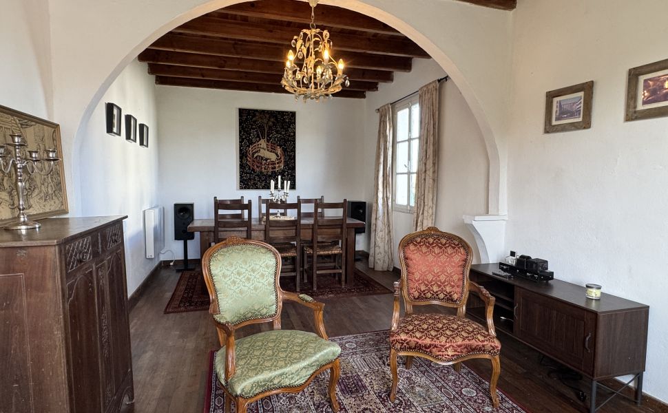 VENDU MEUBLÉ. Charmant Maison de Village avec 5 Chambres et une Piscine