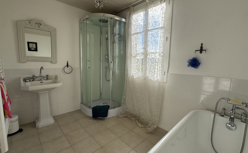 VENDU MEUBLÉ. Charmant Maison de Village avec 5 Chambres et une Piscine