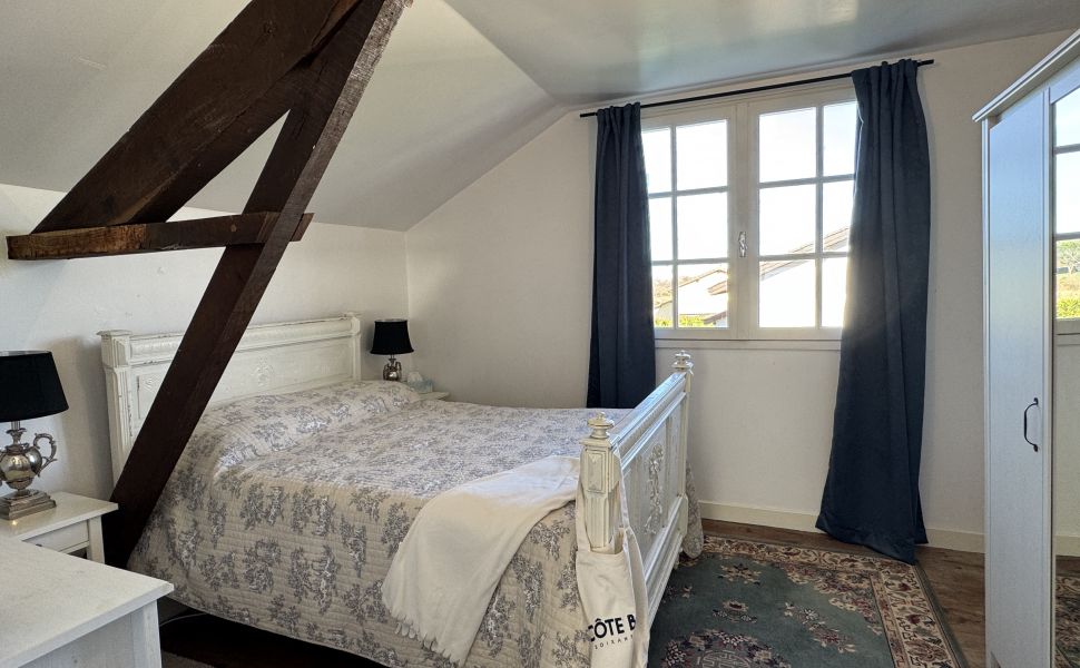 VENDU MEUBLÉ. Charmant Maison de Village avec 5 Chambres et une Piscine