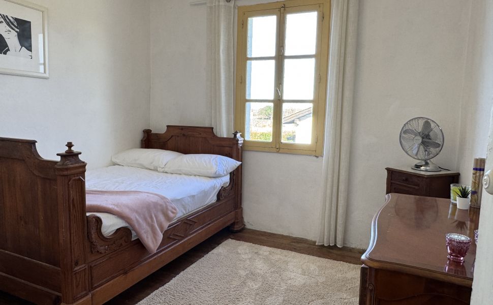 VENDU MEUBLÉ. Charmant Maison de Village avec 5 Chambres et une Piscine