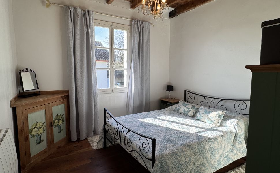 VENDU MEUBLÉ. Charmant Maison de Village avec 5 Chambres et une Piscine