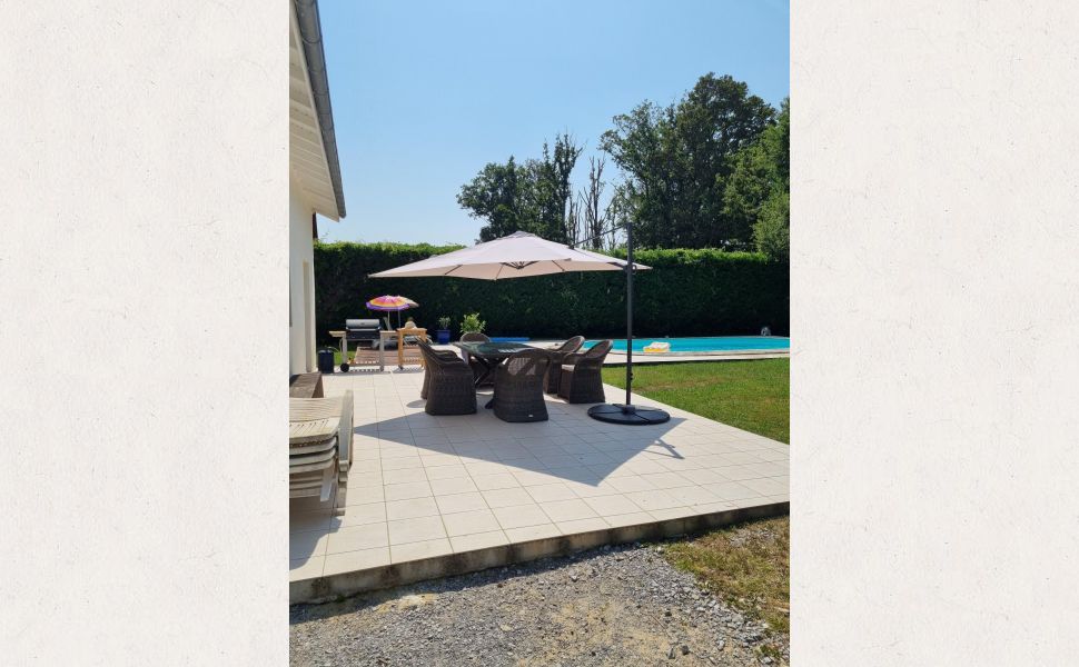 VENDU MEUBLÉ. Charmant Maison de Village avec 5 Chambres et une Piscine