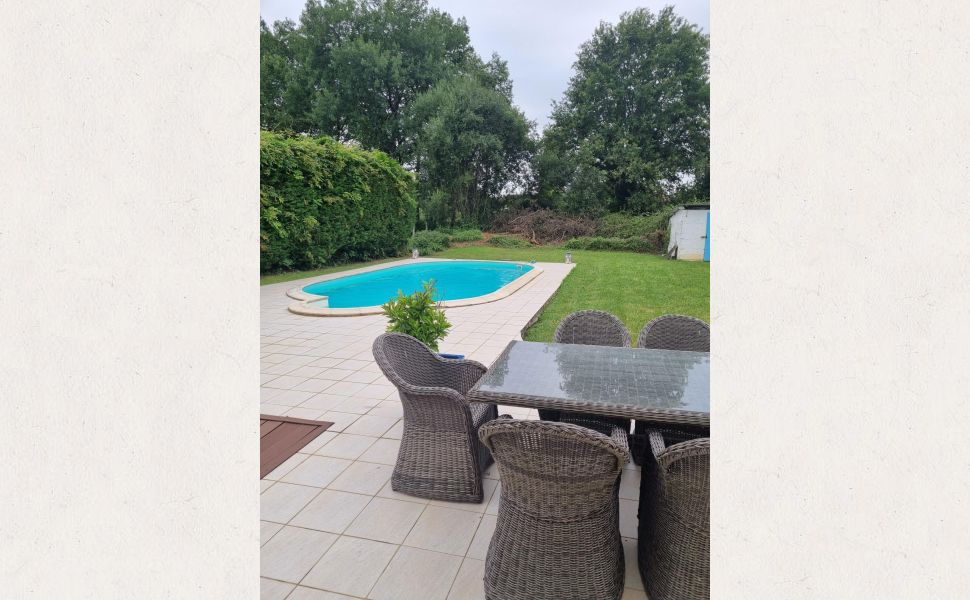 VENDU MEUBLÉ. Charmant Maison de Village avec 5 Chambres et une Piscine