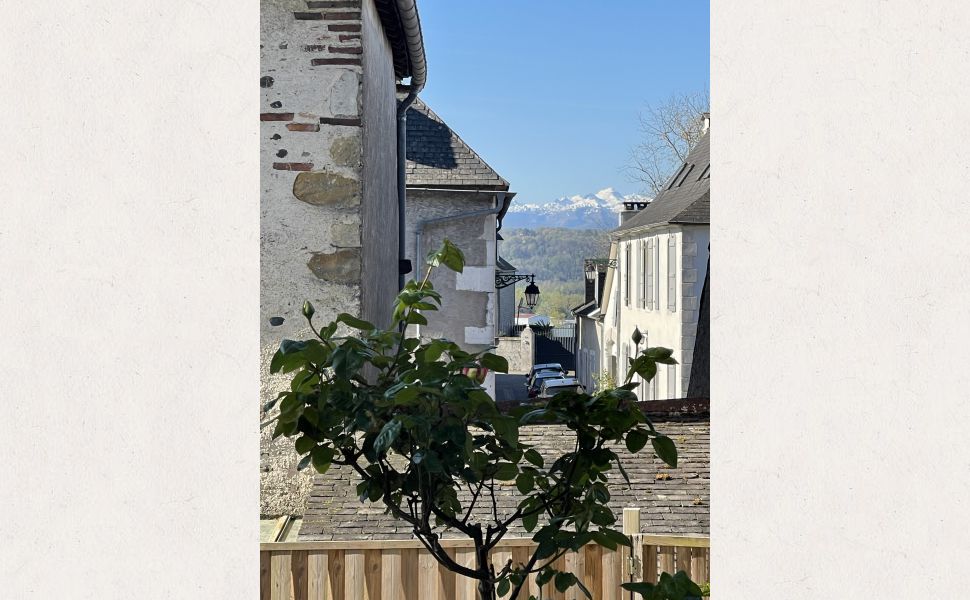 Rare, propriété authentique du XIVe siècle avec jardin et vues Pyrénées