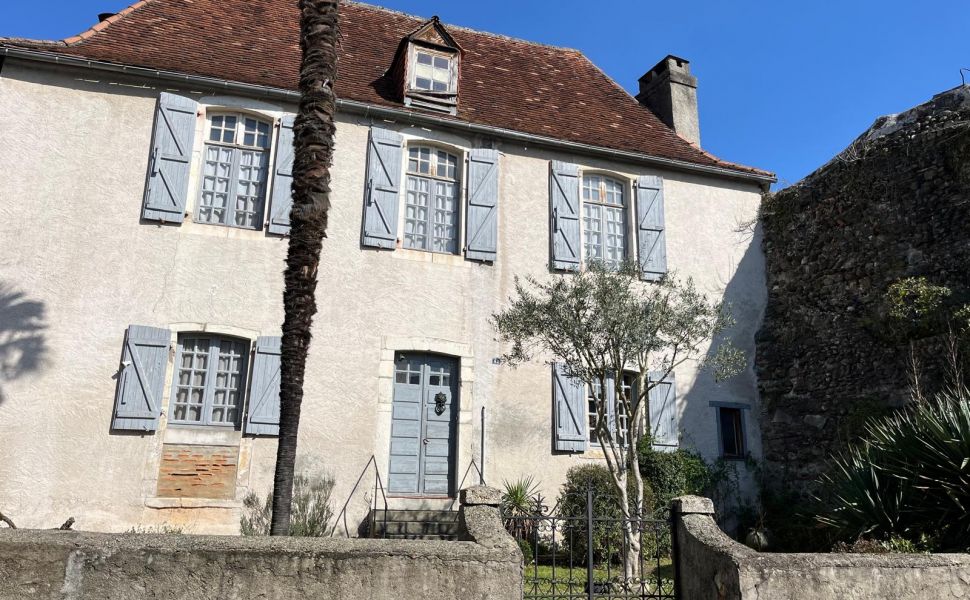 Rare, propriété authentique du XIVe siècle avec jardin et vues Pyrénées