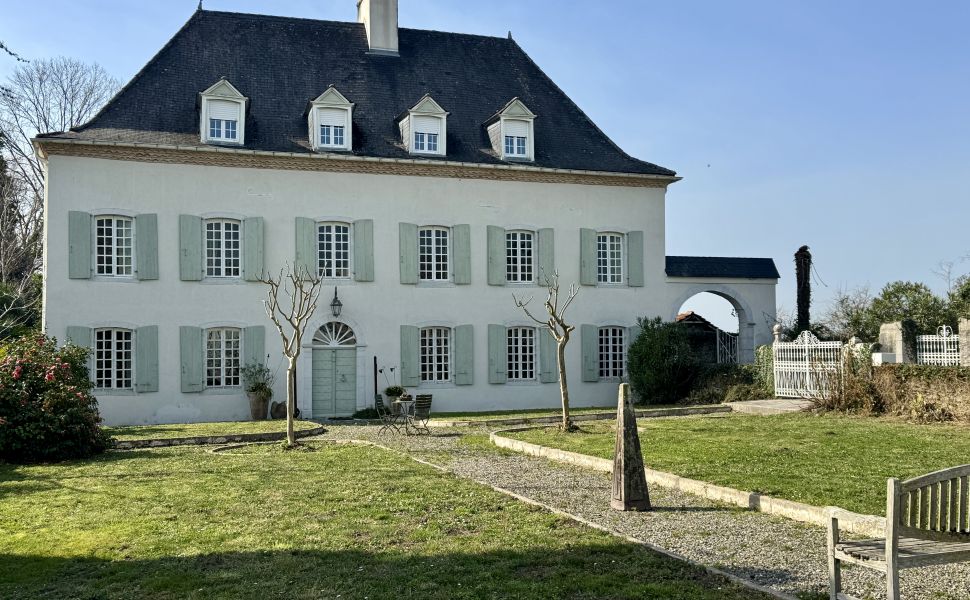 Demeure de Village de Caractère avec accès direct à la Rivière