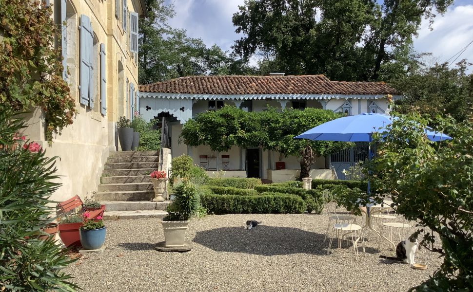 Authentique Château du XVIIème avec Chambres d'Hôtes, Gite et Granges