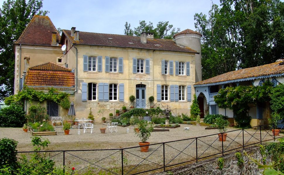 Authentique Château du XVIIème avec Chambres d'Hôtes, Gite et Granges