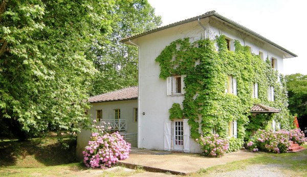 Un Ancien Moulin à Eau Parfaitement Présenté Et Entièrement