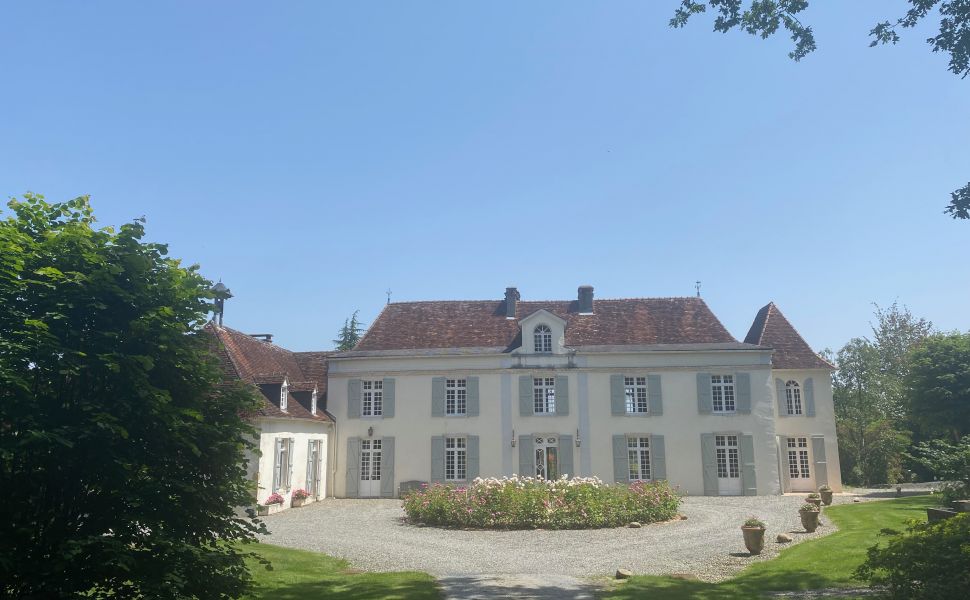 Elégant château, typiquement français, avec 7,78 hectares