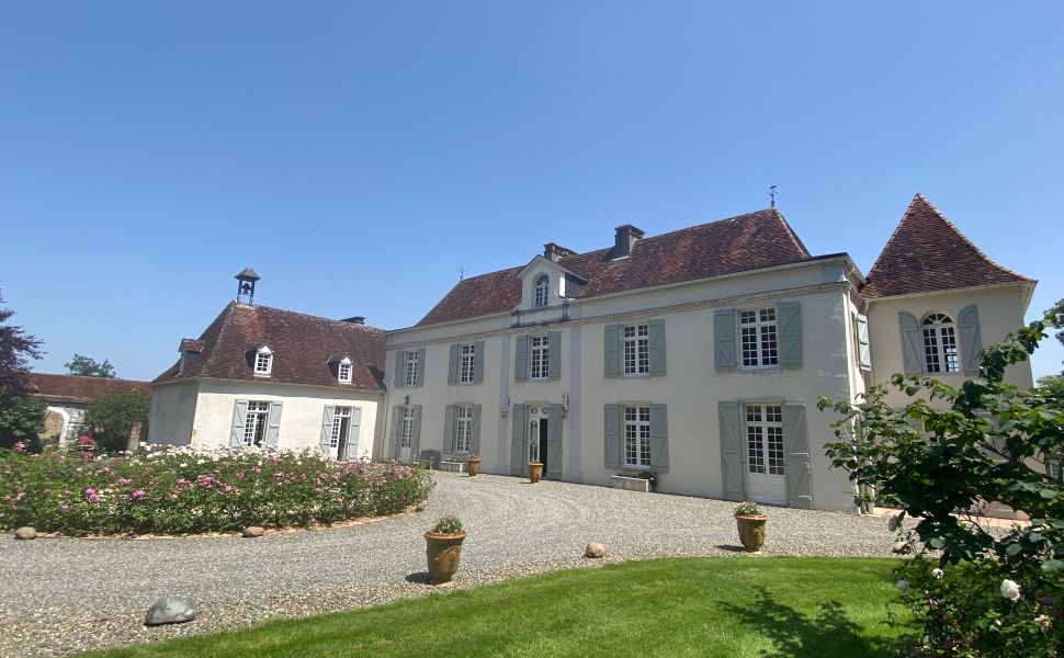 Elégant château, typiquement français, avec 7,78 hectares