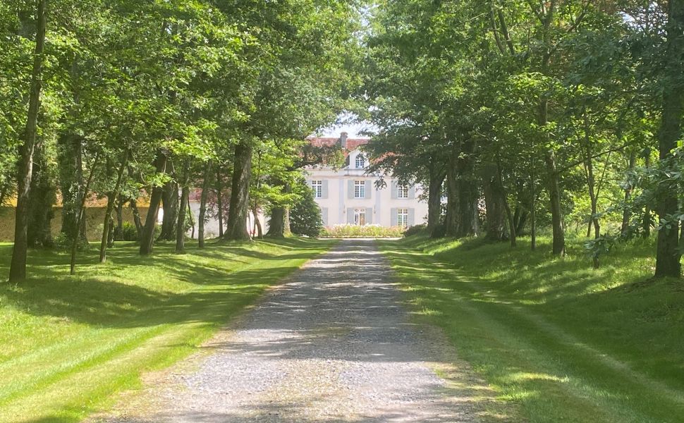 Elégant château, typiquement français, avec 7,78 hectares