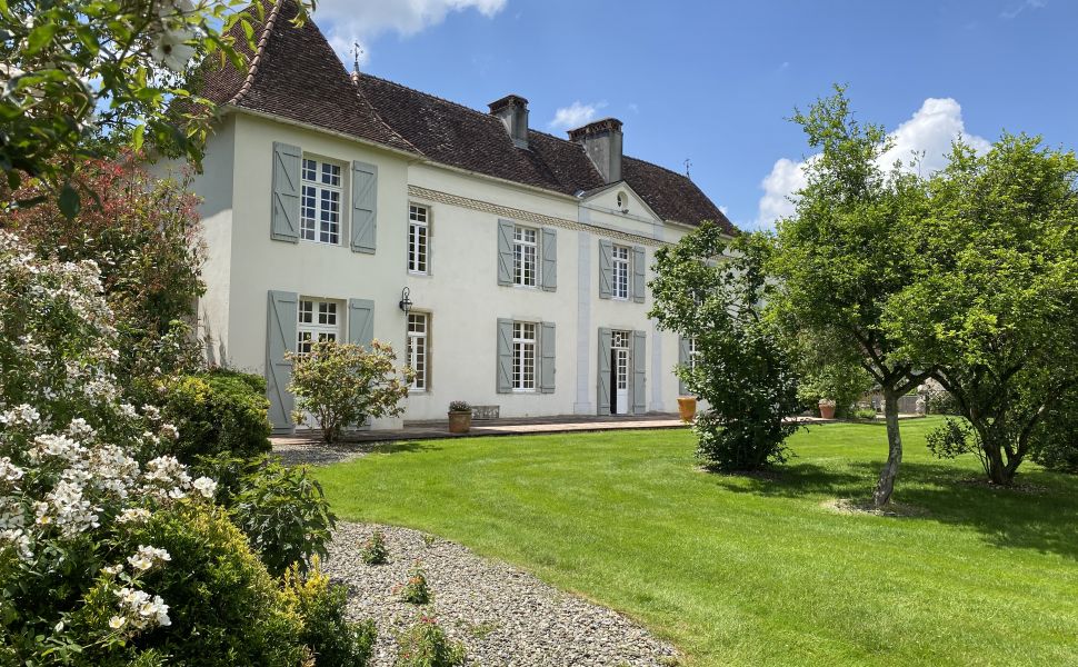 Elégant château, typiquement français, avec 7,78 hectares