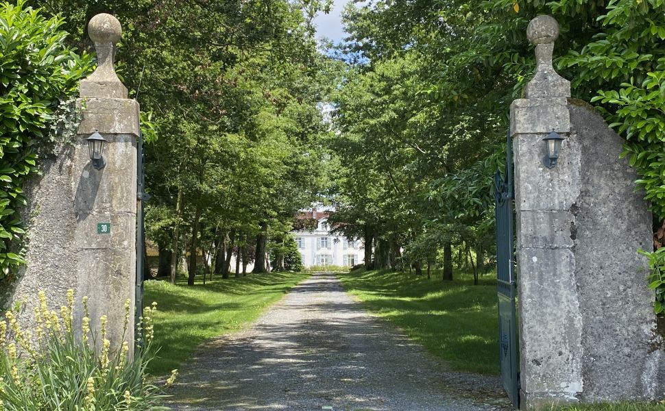 Elégant château, typiquement français, avec 7,78 hectares