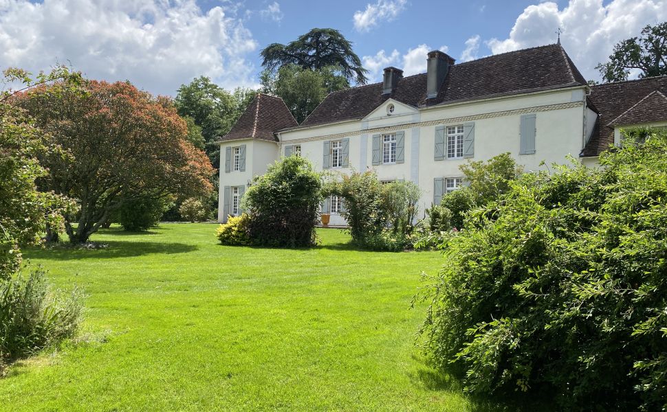 Elégant château, typiquement français, avec 7,78 hectares