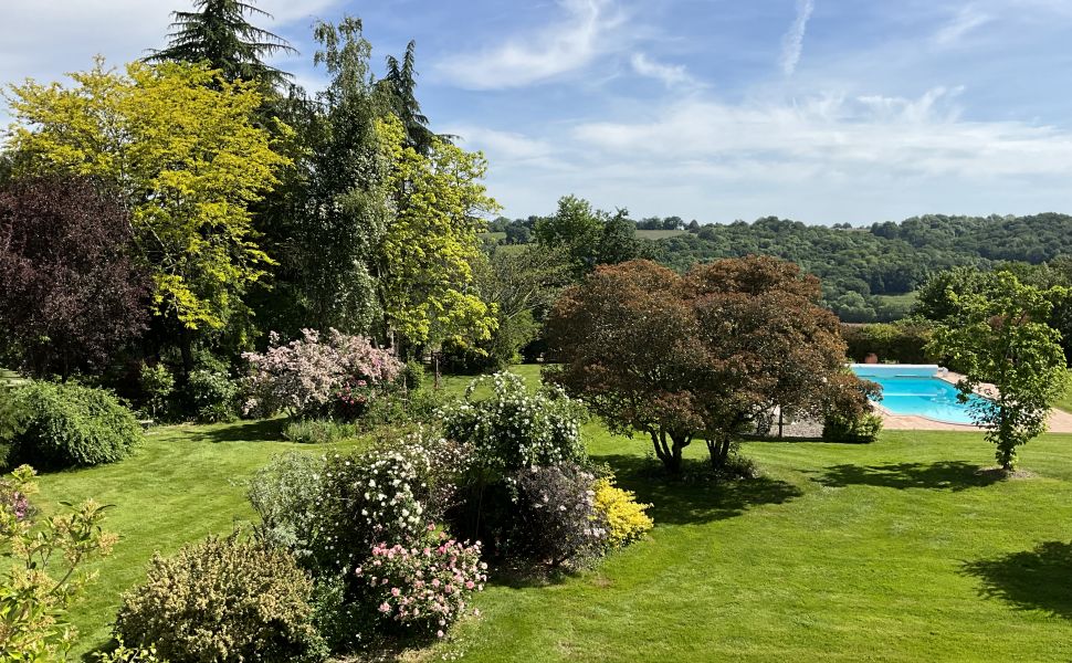 Elégant château, typiquement français, avec 7,78 hectares