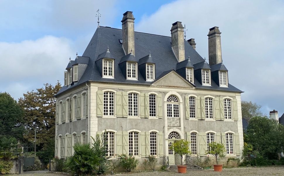 Majestueux Château du XVIIIème avec d'élégants éléments d'époque, 1,3 HA, Toiture refaite en 2021 !