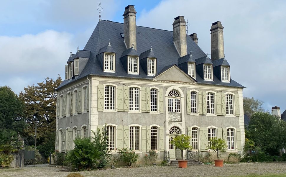 Majestueux Château du XVIIIème avec d'élégants éléments d'époque, 1,3 HA, Toiture refaite en 2021 !