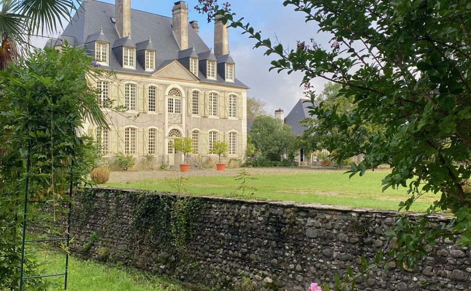 Majestueux Château du XVIIIème avec d'élégants éléments d'époque, 1,3 HA, Toiture refaite en 2021 !