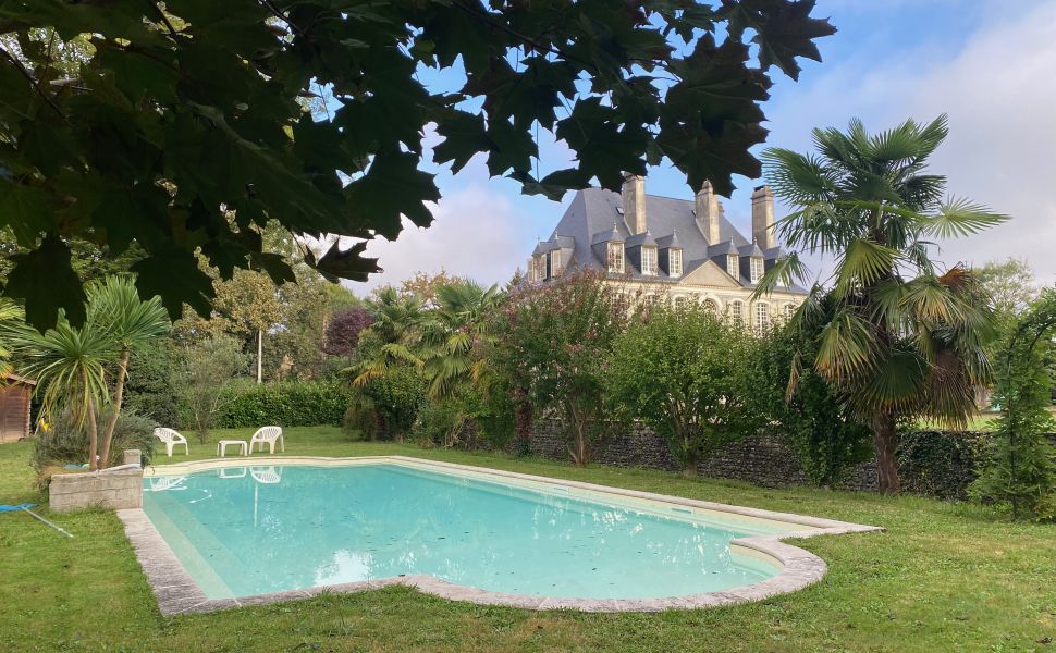 Majestueux Château du XVIIIème avec d'élégants éléments d'époque, 1,3 HA, Toiture refaite en 2021 !