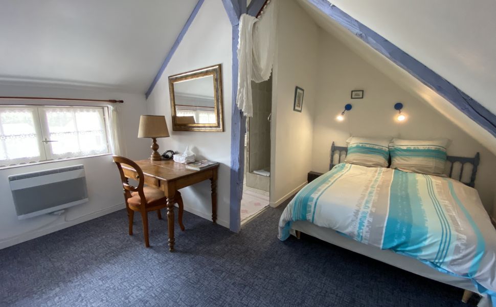 An Attractive Courtyard Farmhouse with Guest Cottage, Swimming Pool and Mountain Views