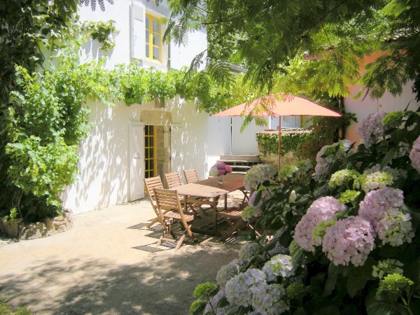 Un Ancien Moulin à Eau Parfaitement Présenté Et Entièrement