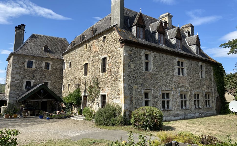 Magnifique Château du XIIème avec Gîtes et Dépendances en Pierres.