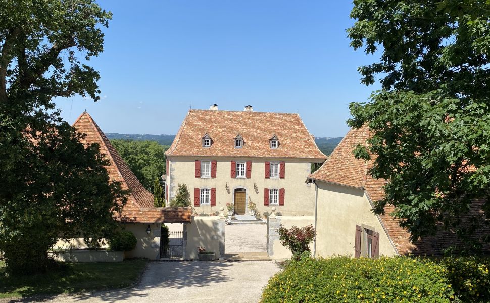 Ensemble Immobilier : Maison de Maître ; Bureaux Indépendants ; Maison d’Amis ; Écuries & Manège sur