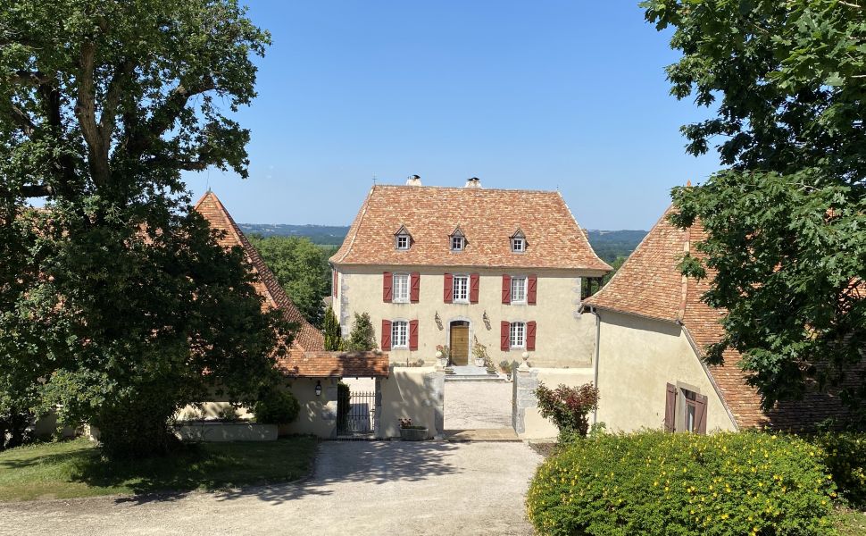 Ensemble Immobilier : Maison de Maître ; Bureaux Indépendants ; Maison d’Amis ; Écuries & Manège sur